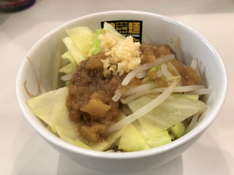 ジロべジ100円はそのまま食べても、ラーメンにのせても◎。ごはんにかけてもよし!