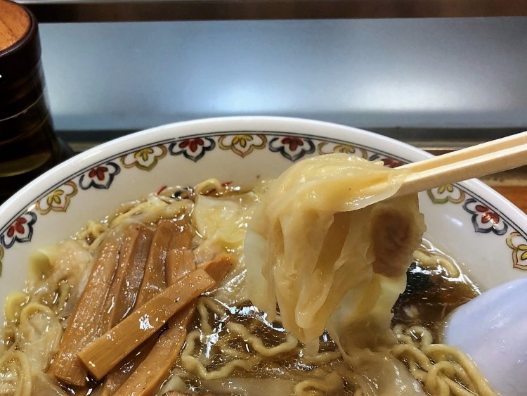 ずっしりとしたわんたんは素朴な味わいの中華そばと相性抜群。