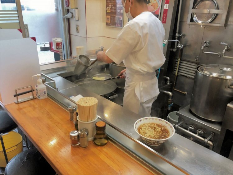 毎日早朝からスープと麺を仕込み、従業員全員で試食をする。何かが違うとなればみんなでその原因をさぐり、繊細な調整をして仕上げる。