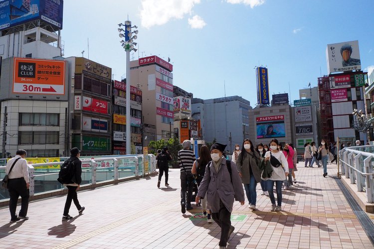 北千住駅西口。ペデストリアンデッキ（高架歩道）が印象的だ。