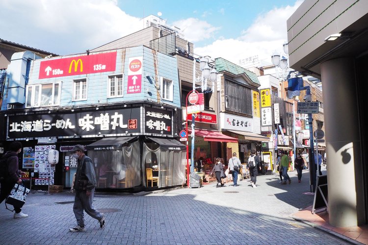 西口とは明らかに雰囲気の違う北千住駅東口。
