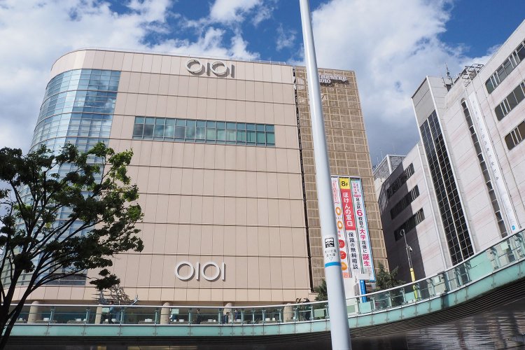 北千住駅西口駅前のマルイ。