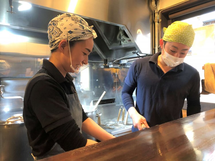 混雑するランチタイムをサポートする知美さんも荻窪出身。