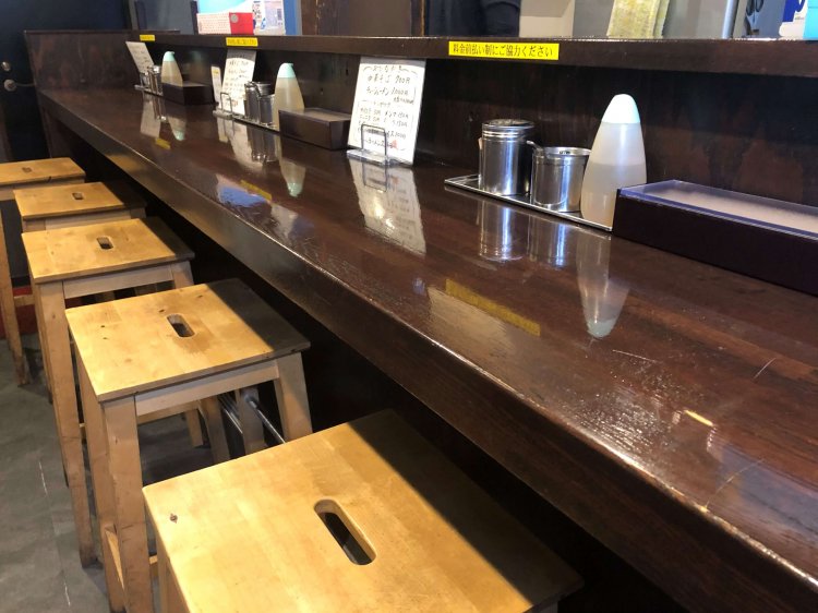 カウンターのみのスッキリとした店内。