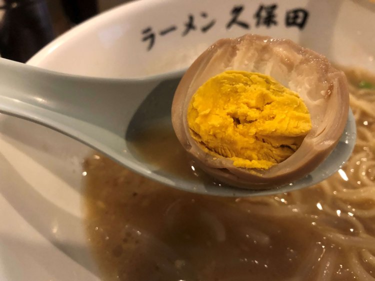 ホロホロの黄身には豚骨醤油のスープをしみこませて食べたい!