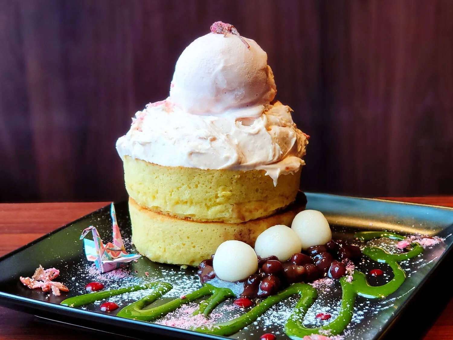 厚焼きホットケーキが人気 落ち着いた雰囲気のカフェ フライング スコッツマン 黒猫スイーツ散歩 秋葉原編 さんたつ By 散歩の達人