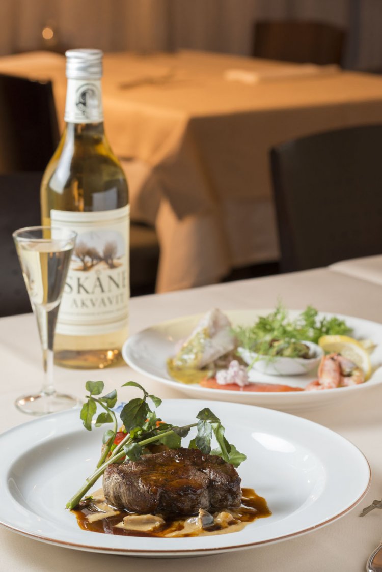 ランチのBコース3080円には、アミューズと前菜、スープ、デザート&ドリンクも。