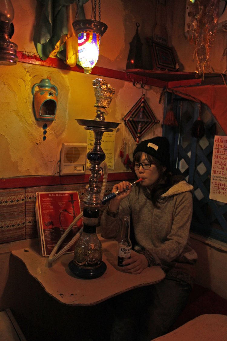 薄暗い店内はエキゾチックでミステリアスな雰囲気。