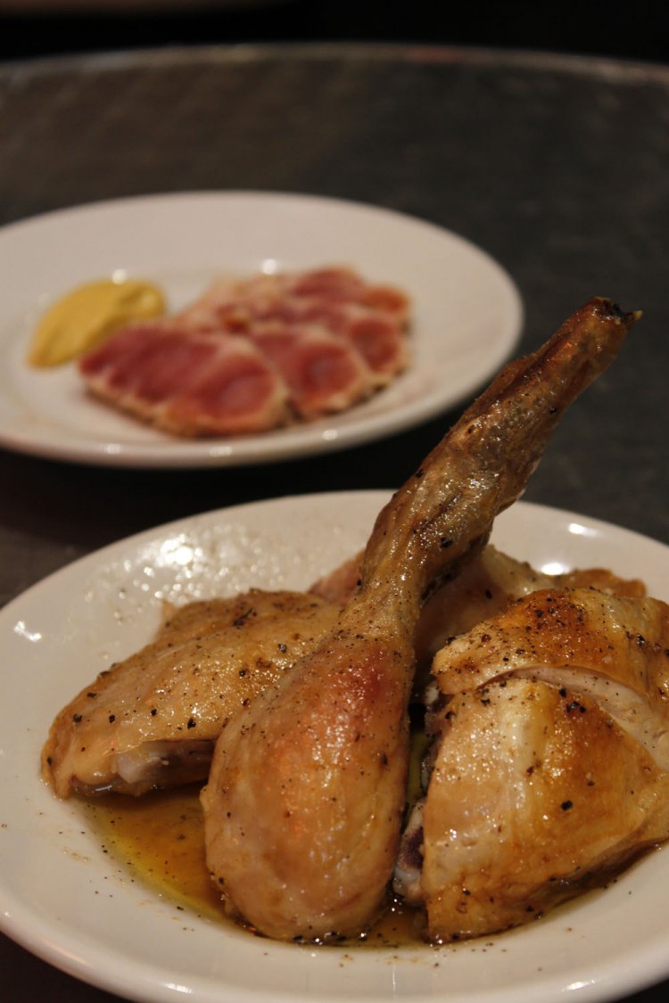 ひな鶏（200g）880 円とアイスバイン460円。店は“ハモニカ横丁の玄関”的存在。