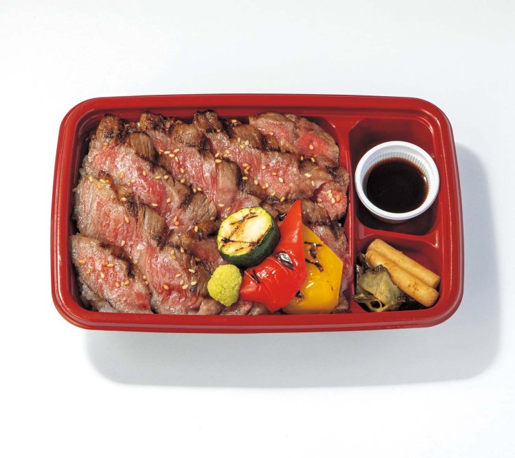 雪降り和牛 尾花沢 サーロイン・リブステーキ重100g 3650円～（写真は150g）。