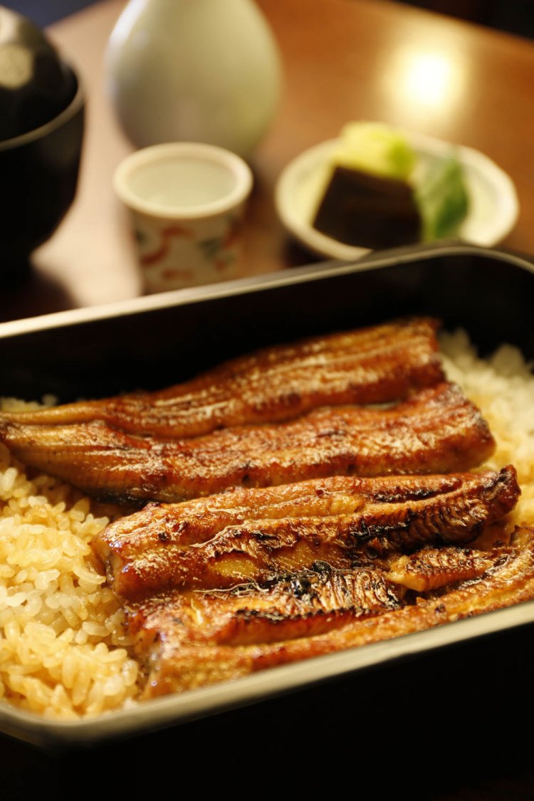 締めはやはりうなぎで。鰻重は2800円～。