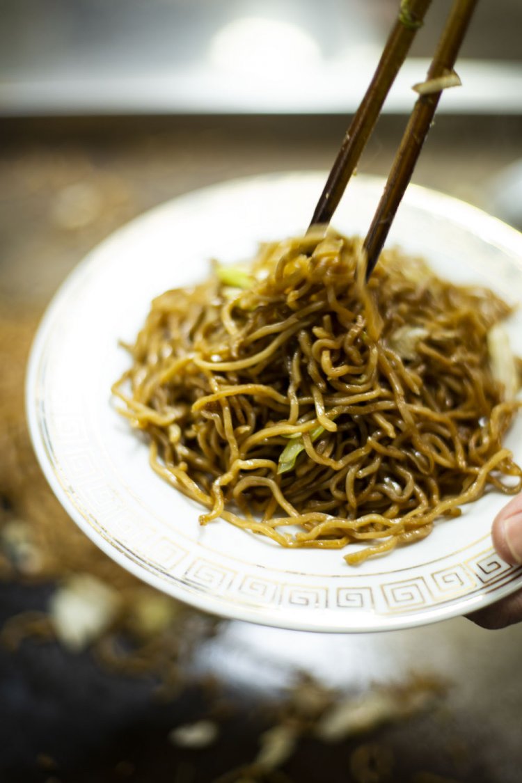 焼そば350円の具はシンプルにキャベツのみ。焼そばを注文すれば、二度蒸しの麺がほんのり茶色。そこに自分でソースを回しかけ、一口すすれば麺がぷるっぷるだ。