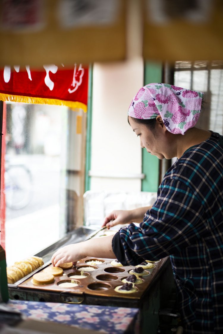 有香さんの腕に惚れた是枝裕和監督は映画『万引き家族』に登場させた。今川焼の購入は専用入り口から。