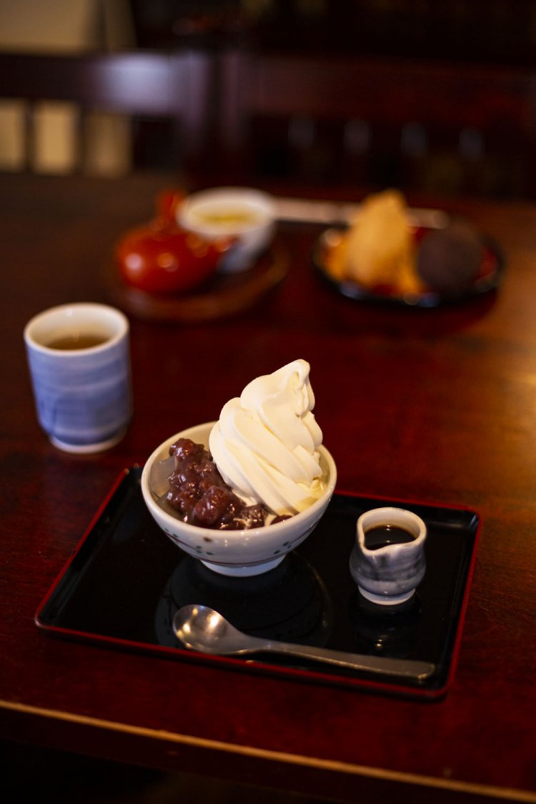 ソフトクリームを蔵王の山に見立てた蔵王あんみつ840円。