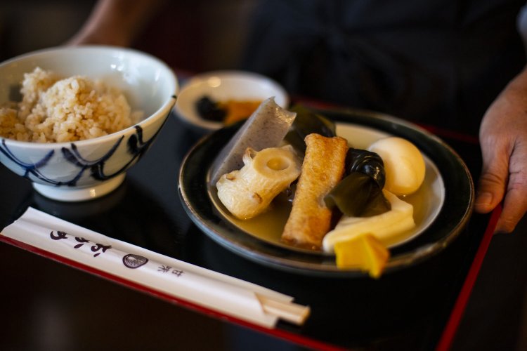 出汁で炊いた茶めしおでん980円。