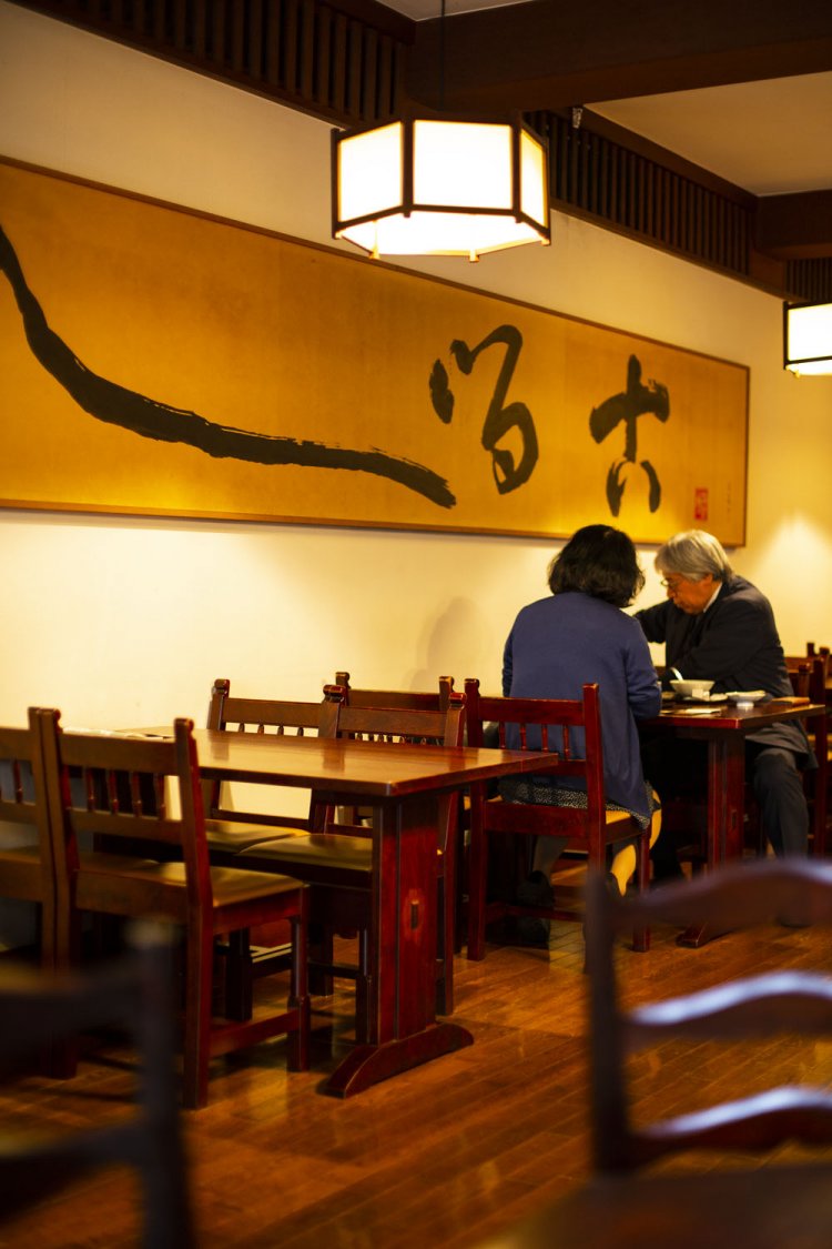 書家の久泉氏が店内で書き、経師屋がその場で仕立てた「しる古」が印象的。