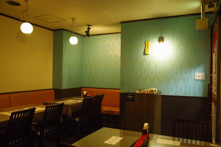 スパイスの香りが漂う広々とした店内。