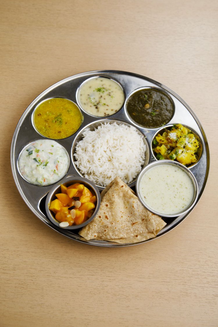 サトウィク・アーハール1600円は、インド伝承医学アーユルヴェーダに基づく。豆や野菜、フルーツが中心。日曜のみ（例外あり）。