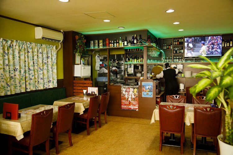 ムンバイにちなむインテリアをあしらった開放的な店内。