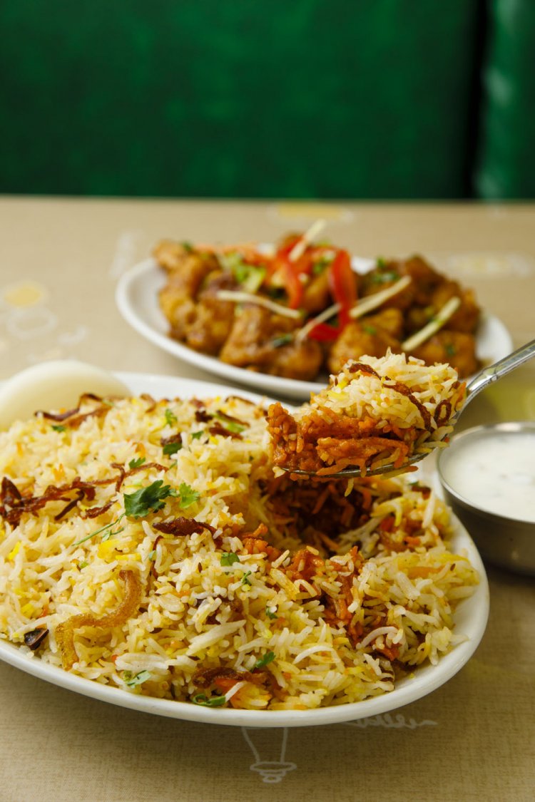 マトンビリヤニ1350円（手前）と、インド式中華の代表格、野菜マンチュリアン850 円。味変を楽しみながらかきこもう。