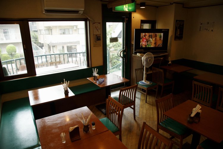 ビルの2階にあり、ゆったり落ち着く雰囲気。