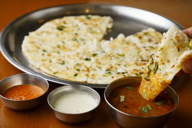 米と豆で作るお好み焼き風のパン、ウタパム オニオン・セット1050円。