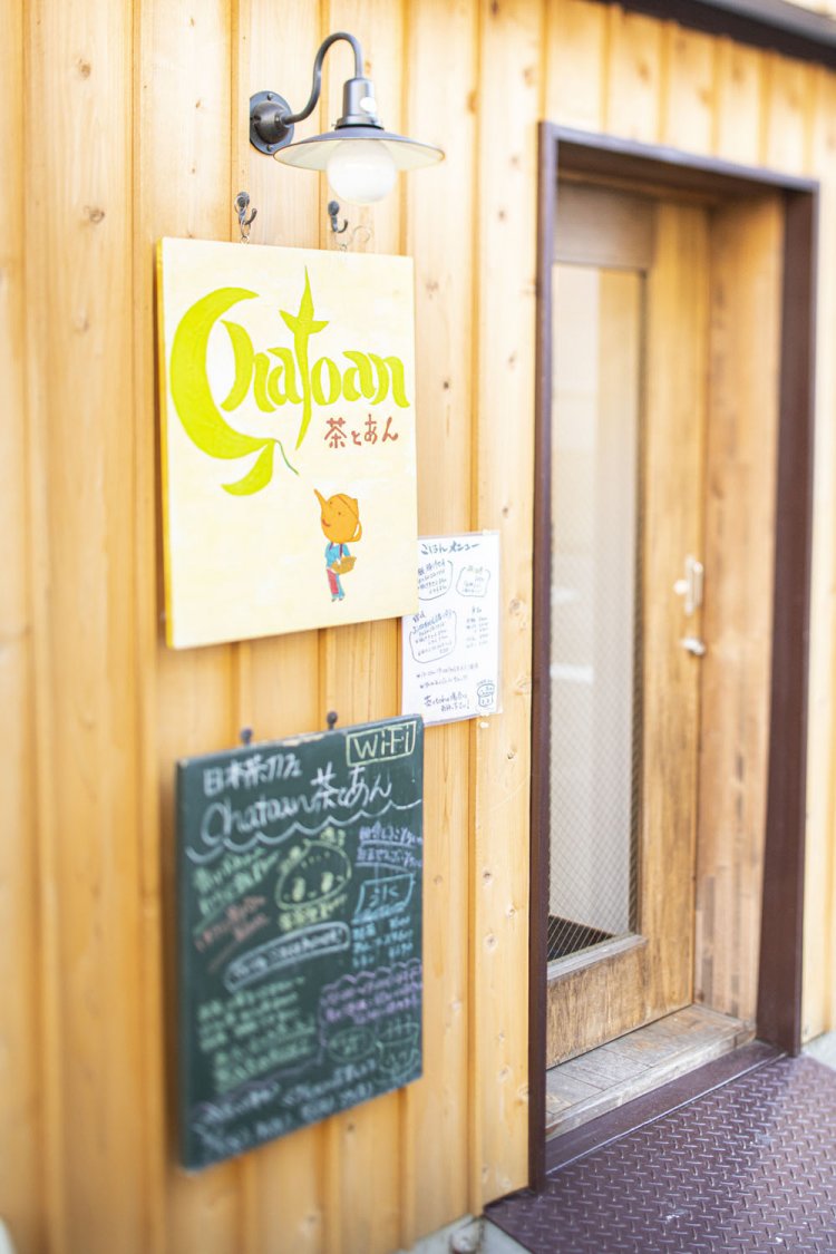 看板を描いたのは舞台演出家。彼と仲間の作品が店内に温かみを添える。