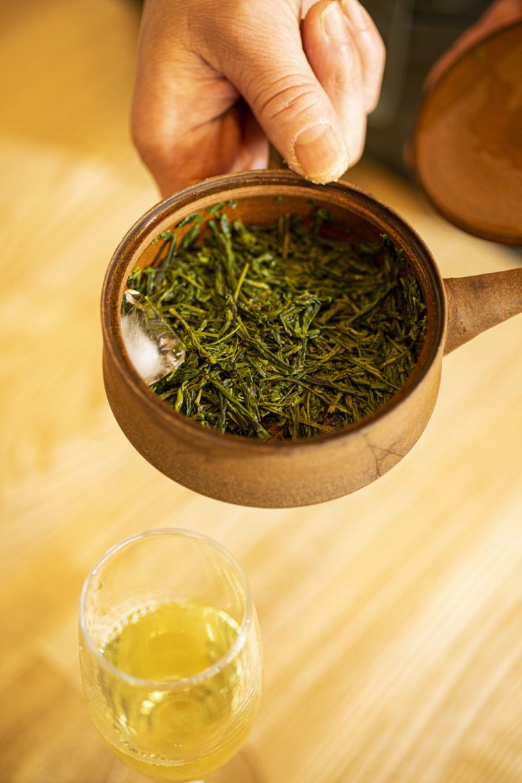 氷と水で淹れても茶葉がきれいに開く。香りも楽しんで。