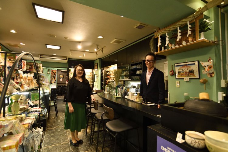 「このカウンター席からカフェを始めた」と清水夫妻。右手には茶釜。