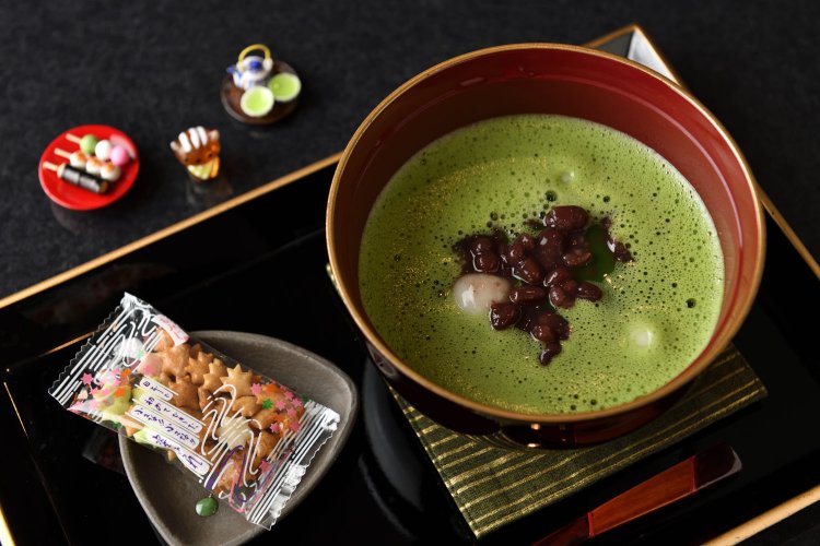 ほろ苦さがいい抹茶のおしるこ770円。