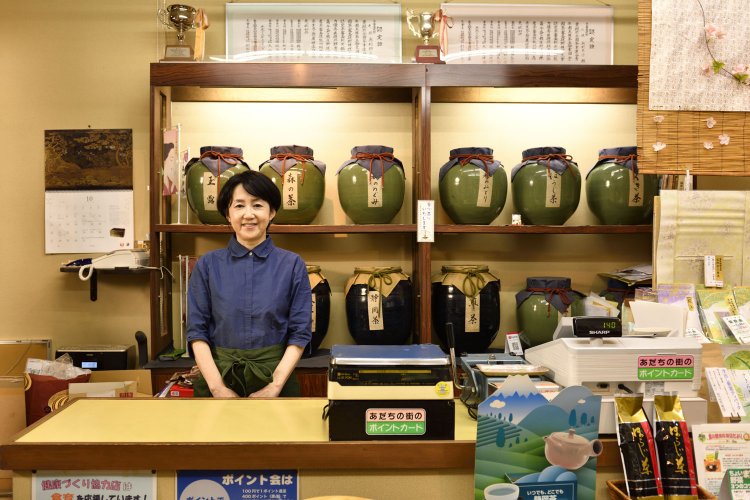 小・中学校でもお茶の淹れ方の指導をしている奥村恵子さん。