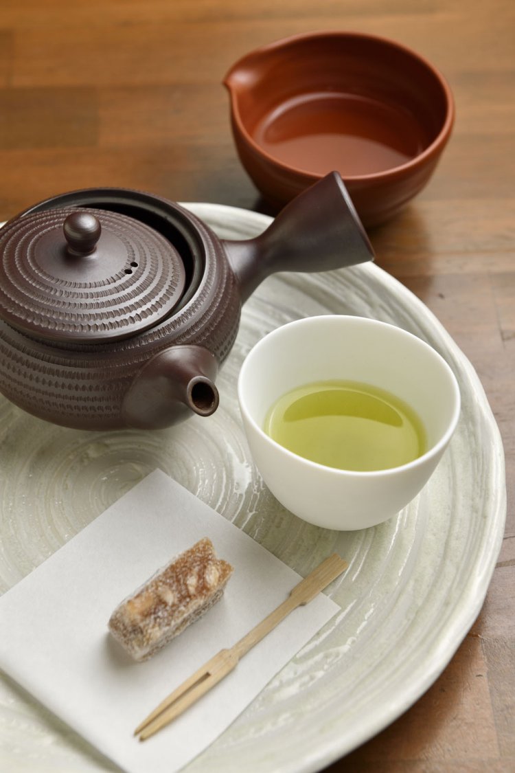 毎日飲みに来る常連さんもいるという気軽な煎茶300円（菓子付き）。