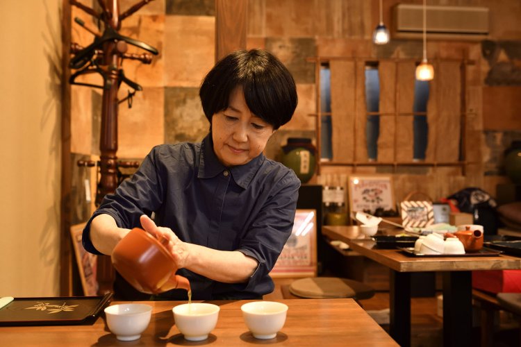 日本茶教室は茶葉の見方から始め、複数のお茶を飲み比べる。