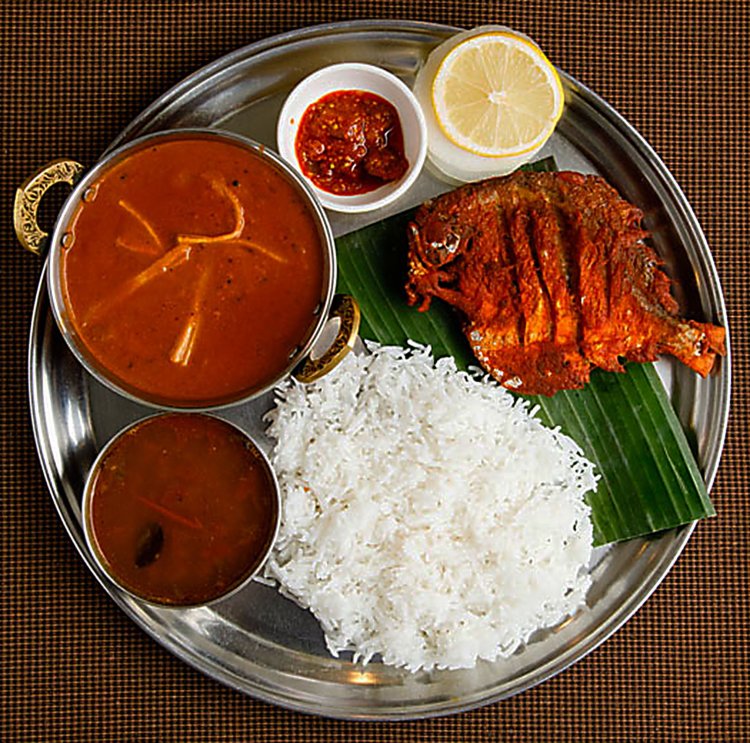 マナガツオセット1500円。マナガツオのフライほか、魚カレーと黒胡椒を利かせたトマトベースのコンソメが添えられ、バスマティライスに合う。