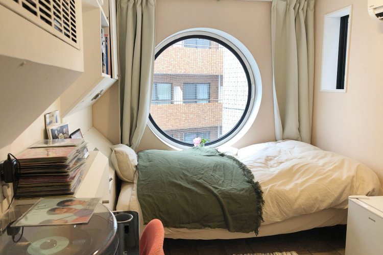 部屋の中はこんな感じ。ユニットバスを合わせて10平米ほどの広さ。