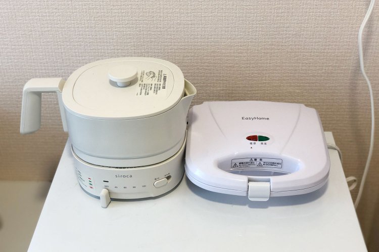 我がカプセルのキッチンがわり！インスタント麺などが作れる調理機能付きポットとホットサンドメーカー。ホットサンドメーカーはカプセル住民のアドバイスを受けて購入。