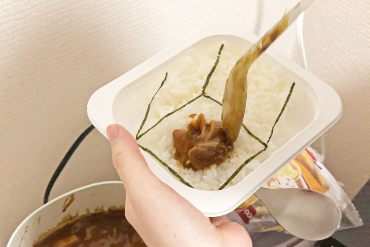 海苔と白ご飯で描いたカプセルをもってくる猛者も。カプセルカレー略して、カプーだそうだ。