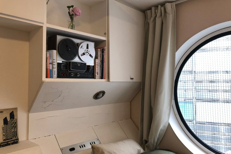 かつてはベッドの枕元に電話、音楽が聴けるオープンリール、ラジオがオプションでついていた。