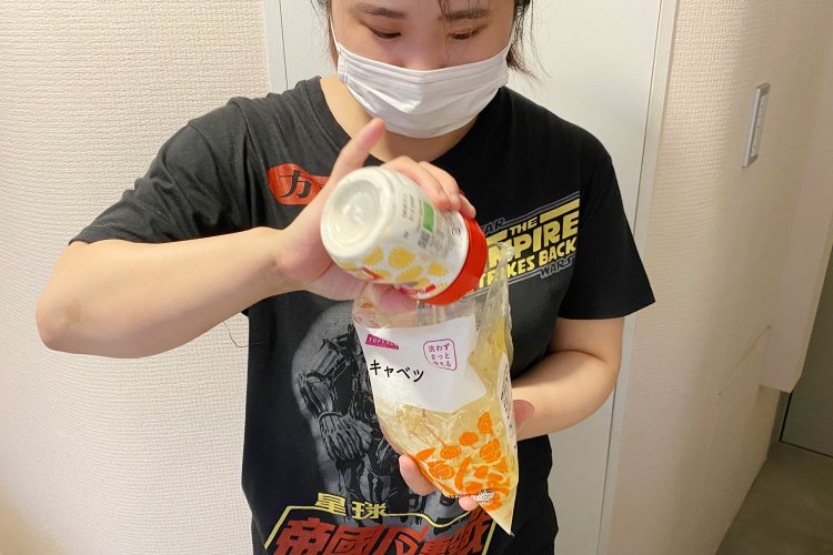 小麦粉を振り入れるわたくし。コツはビールを飲みながら作ること。楽しい。