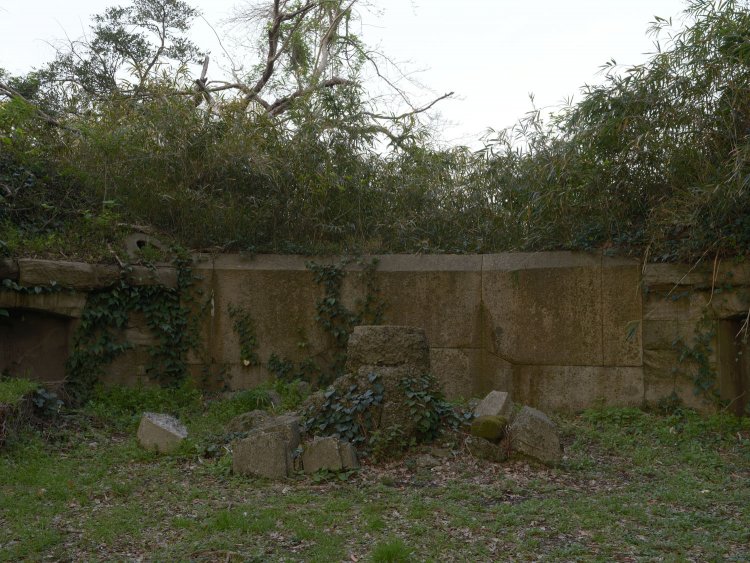 砲座の胸墻と突起部をみる。この砲座は一番手前にあるもの。