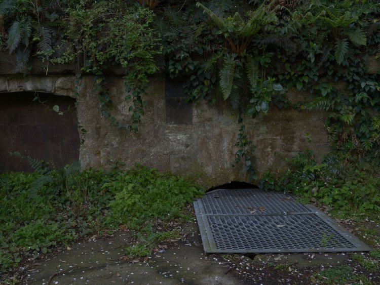 弾薬庫へ通ずる地下道は金網でガードされているが油断しないように。