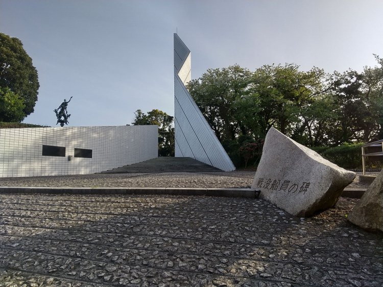 切り通しの先には「戦没船員の碑」がある。慰霊碑公園として整備される以前は「大浦堡塁」であった。