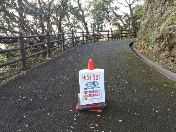 取材時は北門第二砲台跡へ通ずる道が砲台までしか行けないと注釈されていた。通常であればグルっと山道を歩いて観音崎灯台まで出られる。