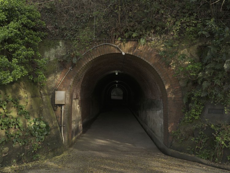 北門第三砲台へ至るトンネル。照明があるとはいえ、異界へ誘われそうで少々腰が引ける。