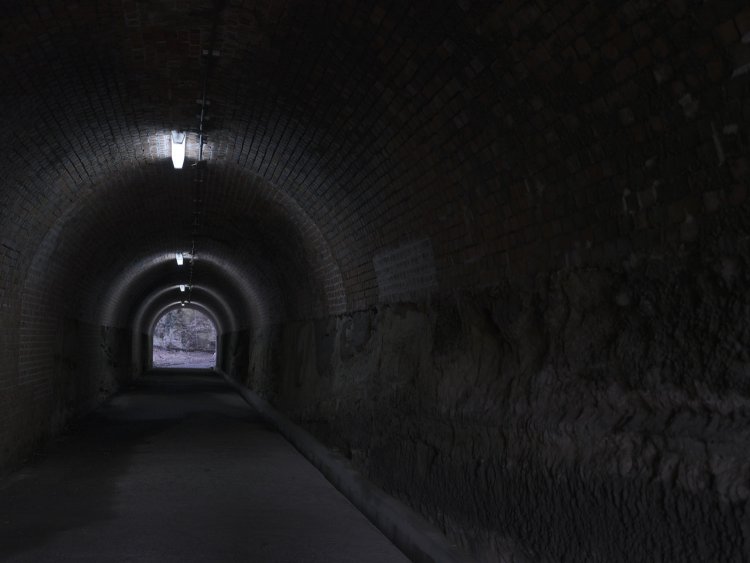 トンネル内部。しっかりとレンガで巻かれ、壁面も崩れにくそうで頑丈に見える。ここを軍用車両が行き交った。