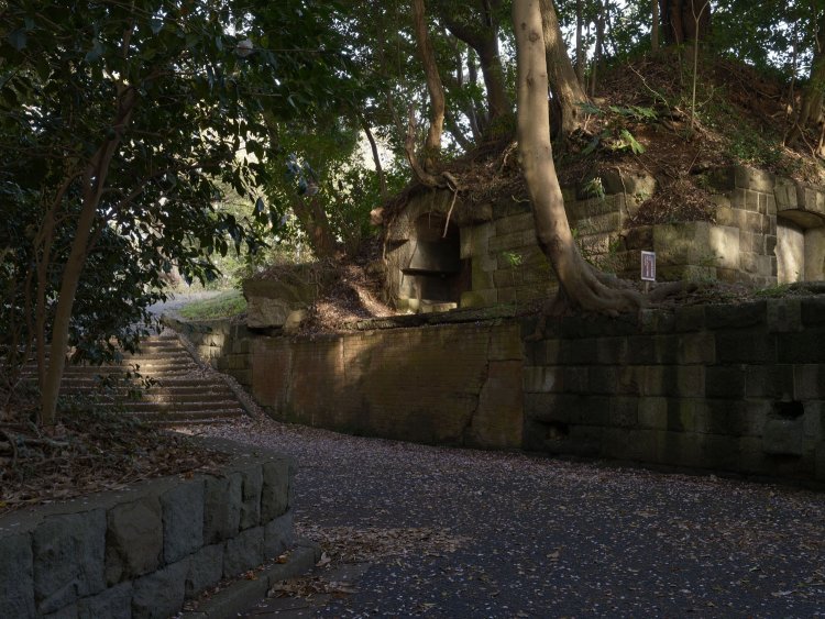北門第三砲台の全景。階段を上がった部分に砲座があり、中心部の土盛が横墻。さらに奥にも砲座はあったが、公園整備で消えてしまった。