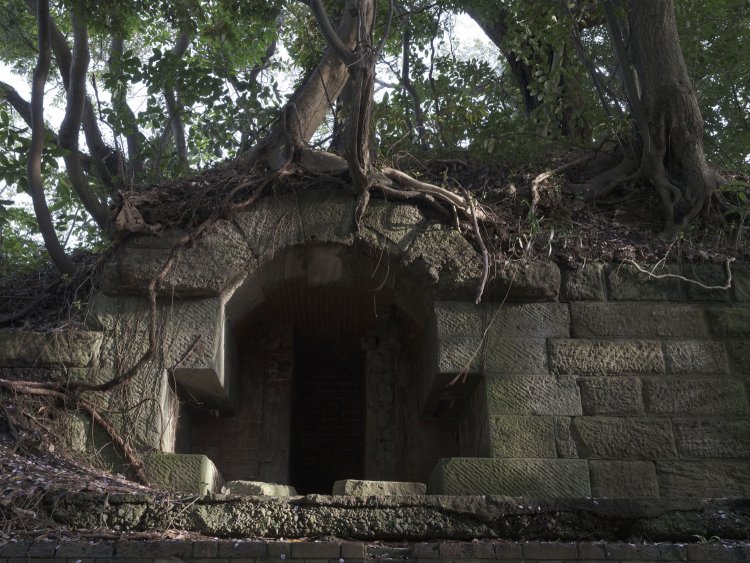 横墻で目につく古代遺跡の墓所入り口のようなものは、「揚弾井(ようだんせい)」と呼ぶ、地下に収納する砲弾を引き上げる設備。井戸の原理と同じで滑車等がこの部分にあり、下部から砲弾を上げ下げしていた。