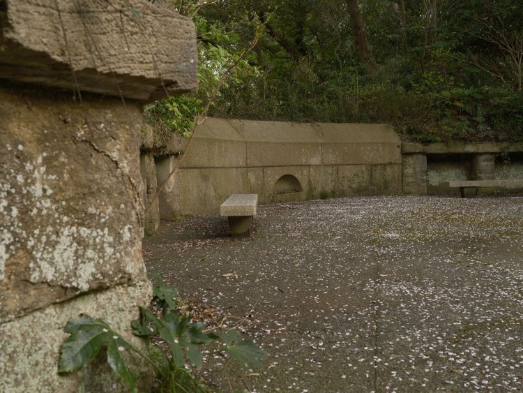 砲座の胸墻。日本初の西洋式砲台は砲座部分もしっかりと残っている。ここには二十四センチ加農砲が配備されていた。