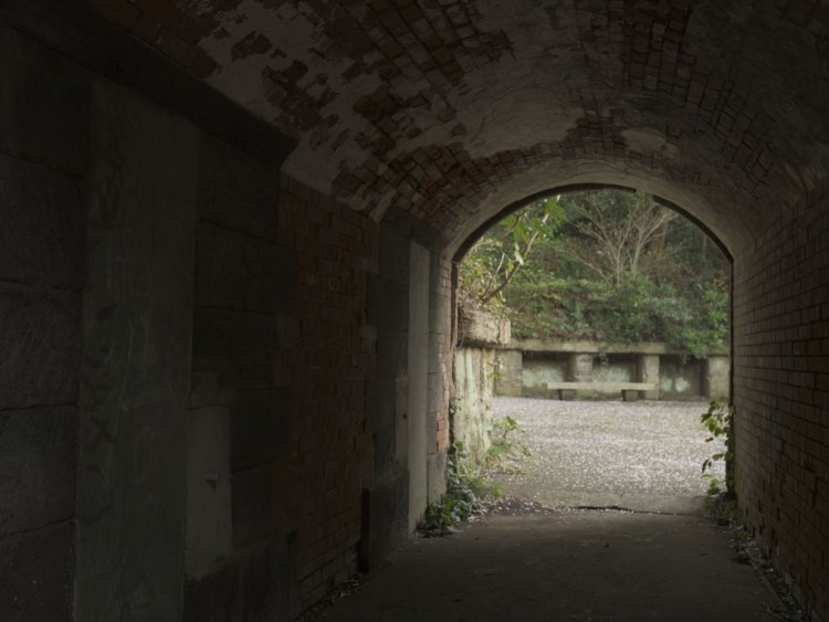 横墻のトンネル内部。壁面は埋められているが揚弾井があった。トンネル内で砲弾の上げ下げをしていたそうだ。