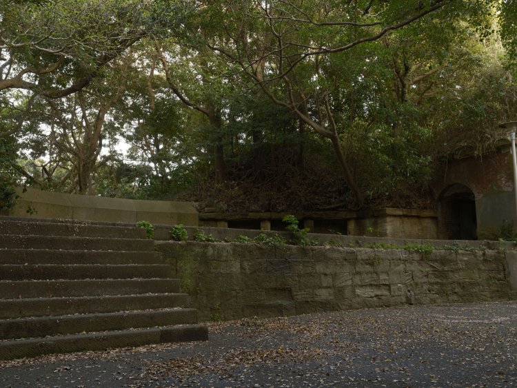 砲座部分は一段せり上がっているから舞台のようにも思える。